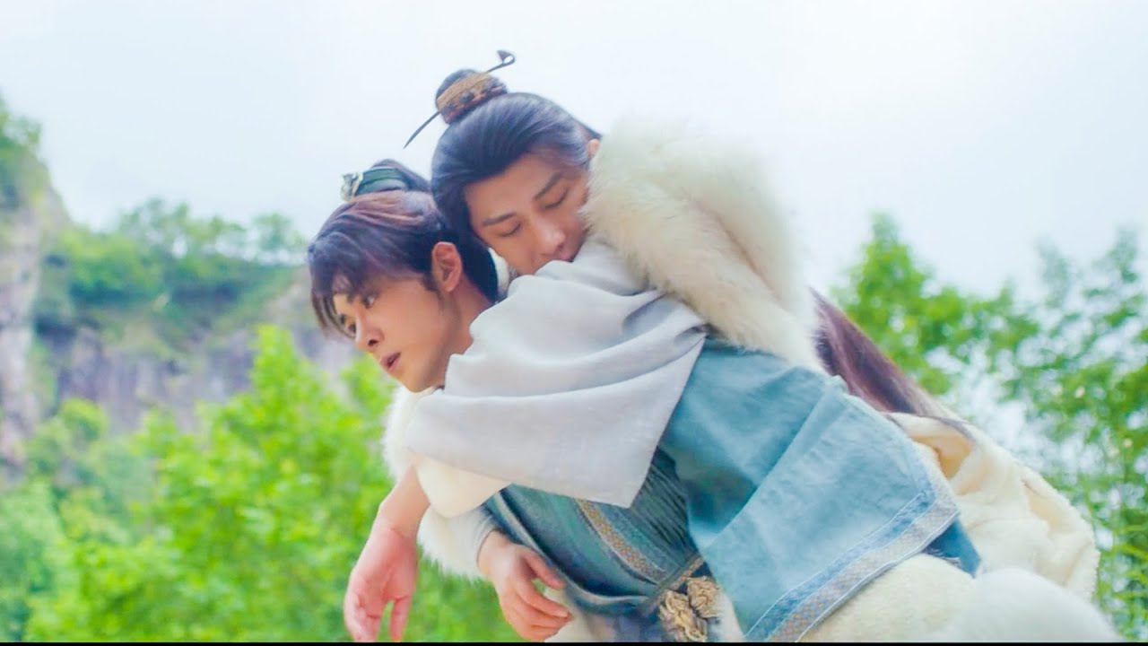 李蓮花毒發昏迷，方小寶二話不說背起他，徒步登上萬丈山峰救他一命！