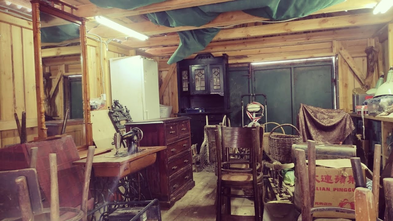 Дом уже продан.Есть только 2 часа,чтобы забрать всё,что успеем.