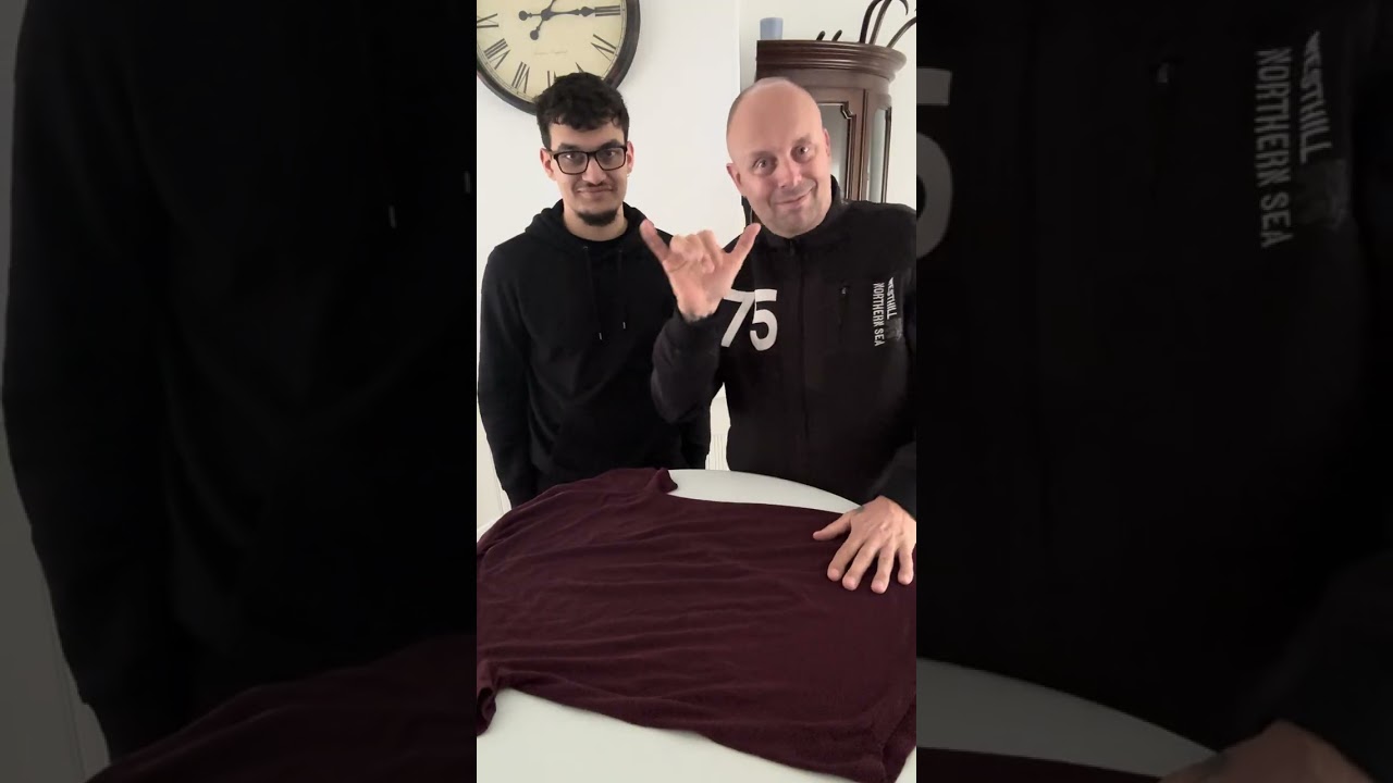 Shirt folding challenge: who wins? 🤔