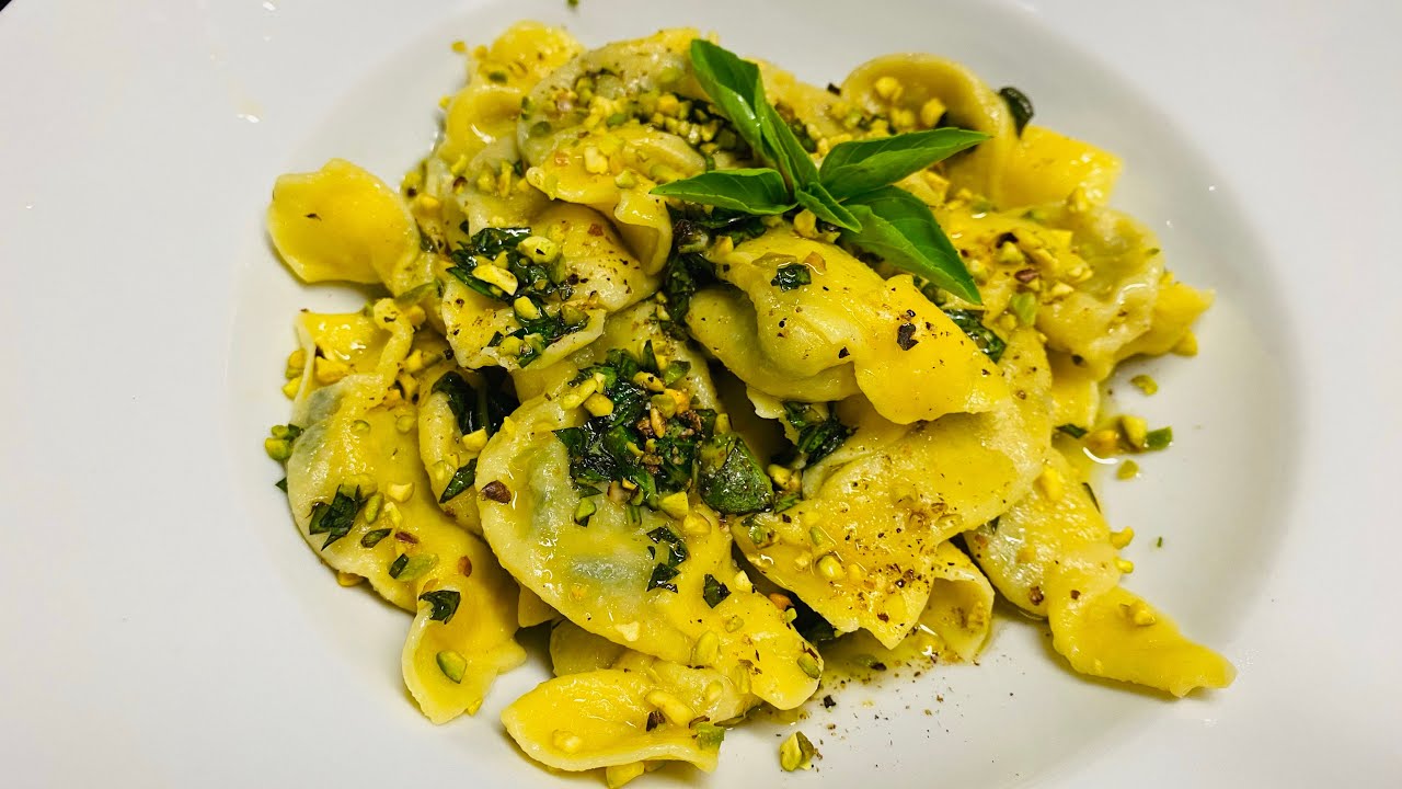 Caramelle ripiene di zucchine e formaggi,condite con burro al basilico pistacchi e miele