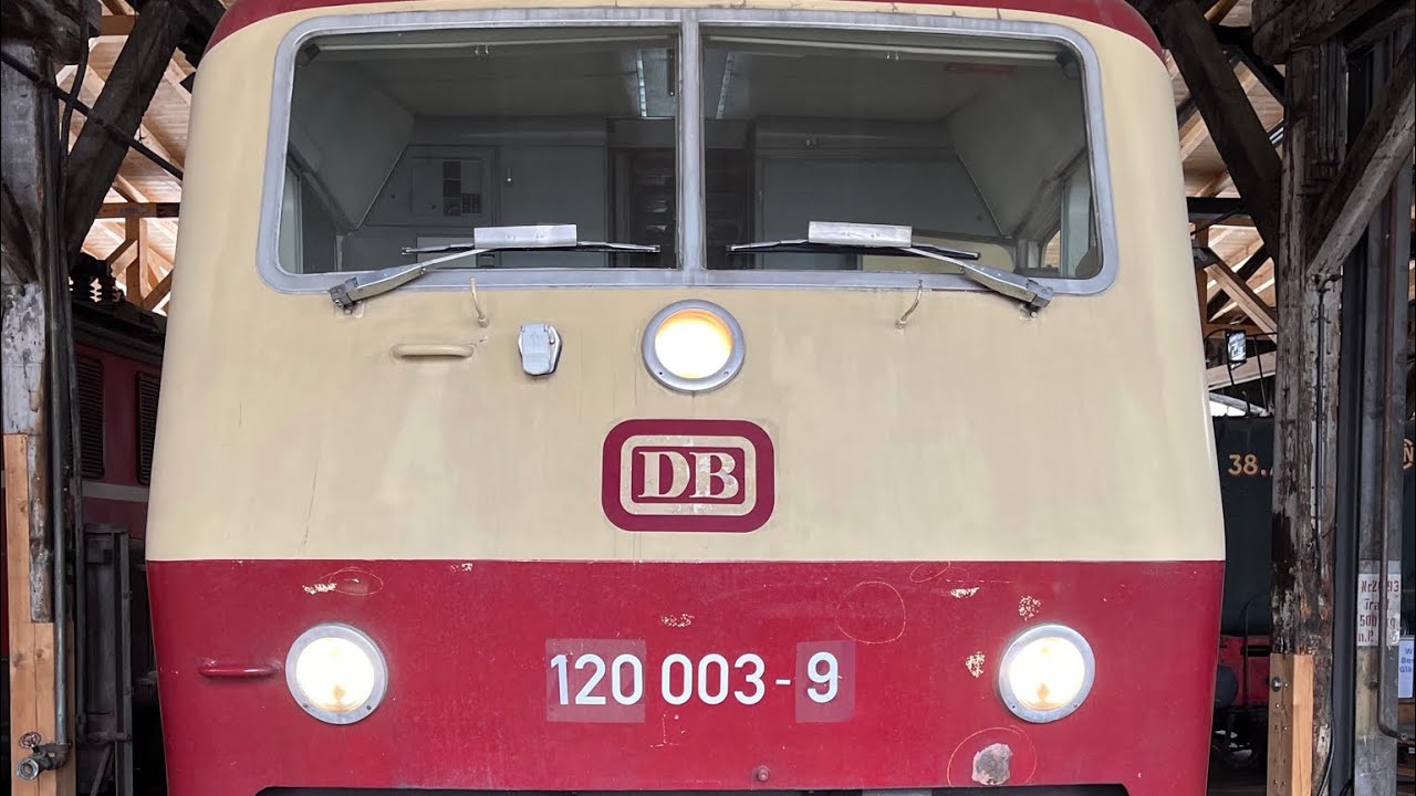 Im Inneren einer BR120 im Bahnpark Augsburg. Inside a german class120 electriclocomotive.