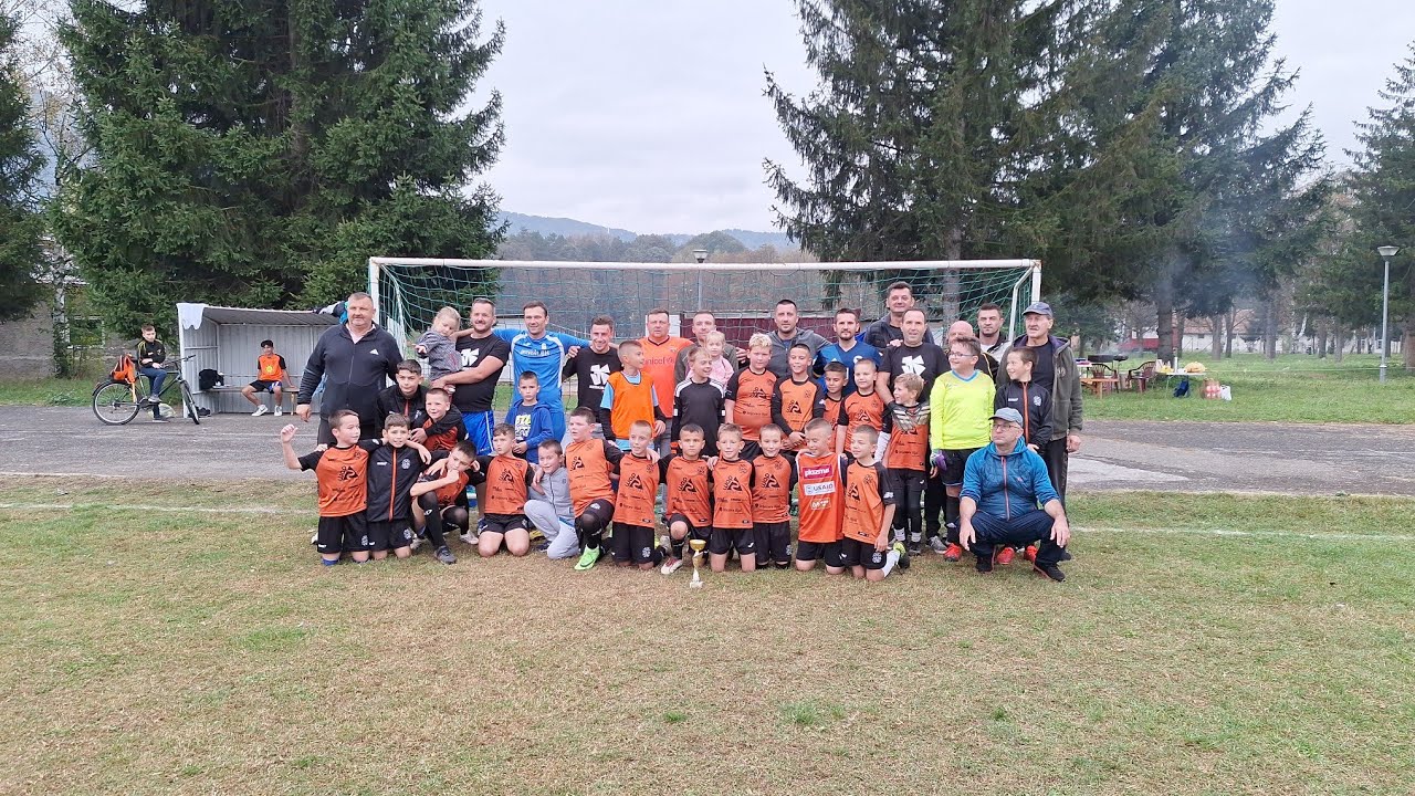 Druženje roditelja i dječaka FK Čaja. Odigrana je i utakmica djeca protiv roditelja