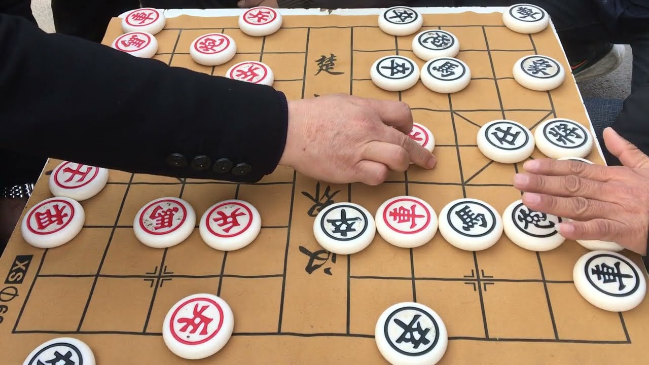 小伙残局上演精彩绝杀棋，公园高手大爷被杀得人仰马翻，太厉害了