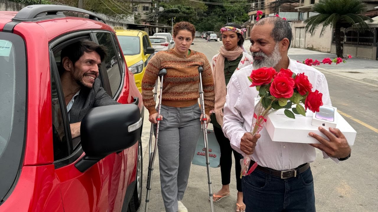 Pai prefere mais um filho por causa dos presentes valiosos que ele lhe dá