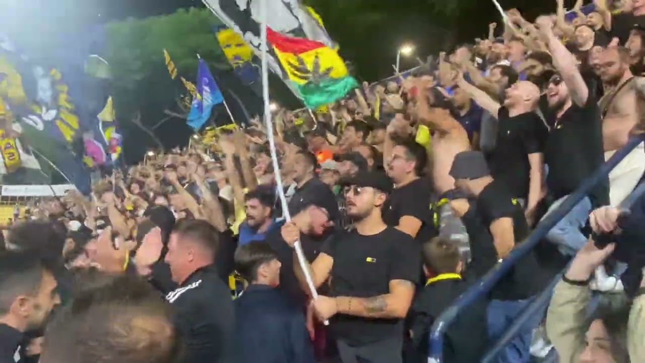 Juve Stabia Mantova la curva festeggia la squadra a fine gara