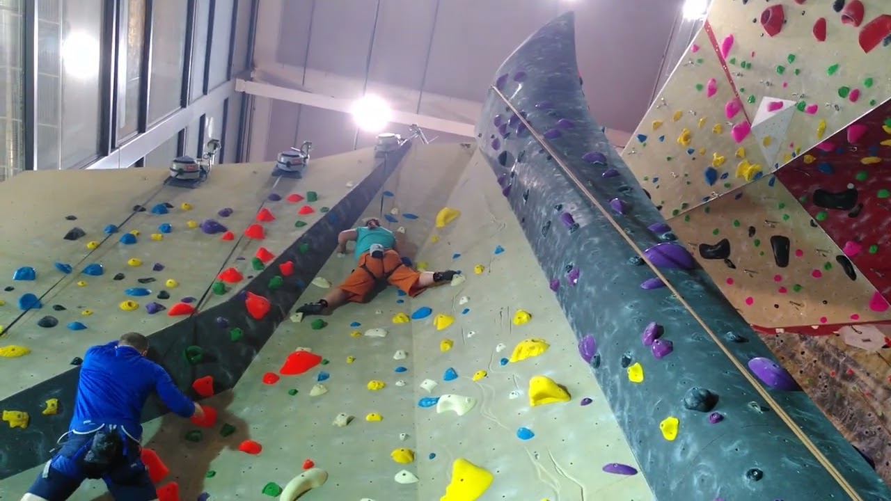 Seinäkiipeilyä 6a rata Salmisaaressa (ylipainoa kun on niin ei ihan helppoa)