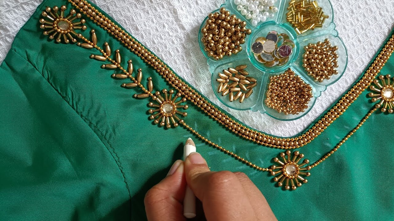 Very Simple And Elegant Aariwork Neck Design #aariwork #embroidery #blousedesign #blouse #design 