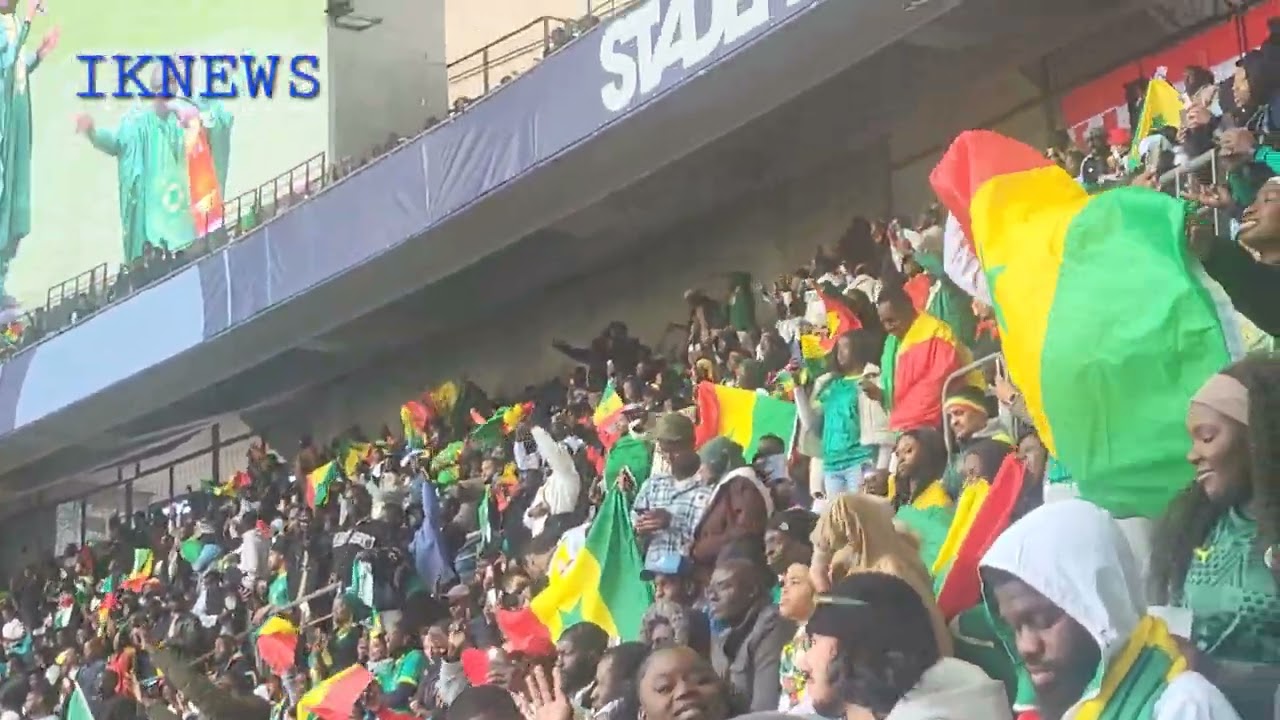 Youssou NDOUR c&eacute;l&egrave;bre les champions d'Afrique au stade de France 