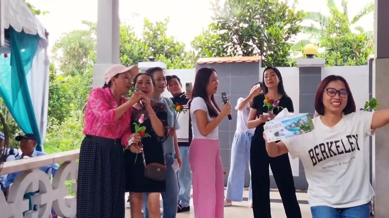 Mùa xuân trên thành phố Hồ Chí Minh của nhóm bạn diễn viên giao lưu ở Tiền Giang