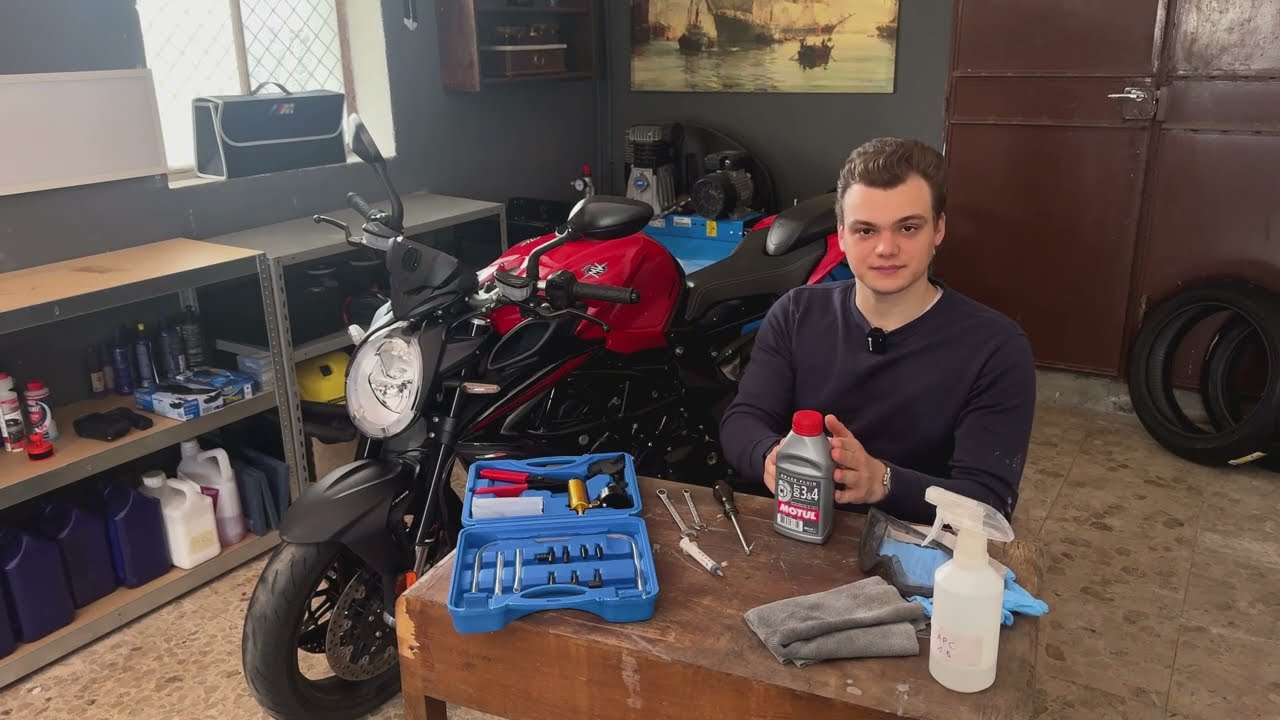 Sostituzione Liquido Freni Moto: Tutorial Brutale Rosso 2023