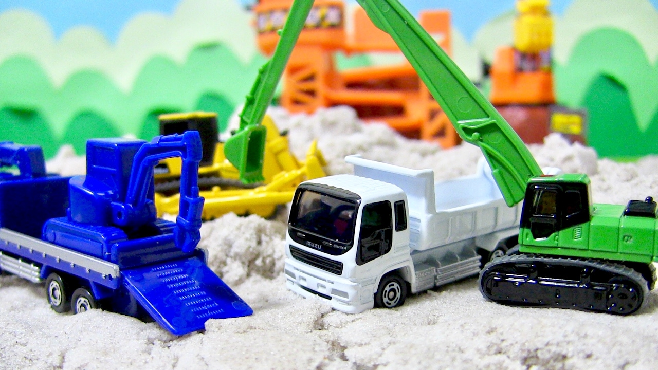 はたらくくるまの建設車両５どんなギミックがついてるかな? 砂を使って遊ぶよ!