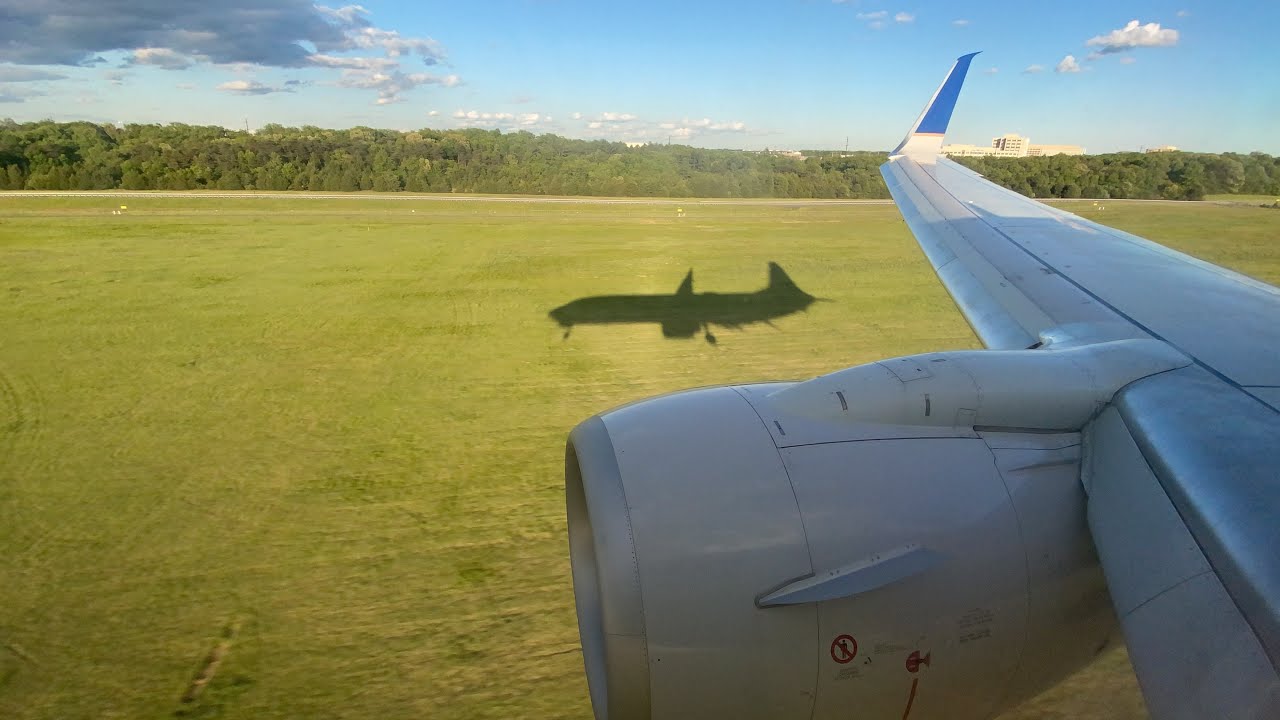 United Airlines Boeing 737-900 landing at Washington - Dulles International Airport (IAD)
