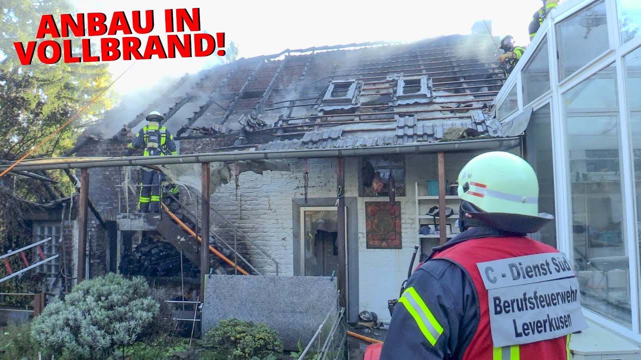 [BRAND GEGENÜBER FREIWILLIGER FEUERWEHR] - Anbau in Vollbrand | 3 Verletzte | Feuerwehr Leverkusen -