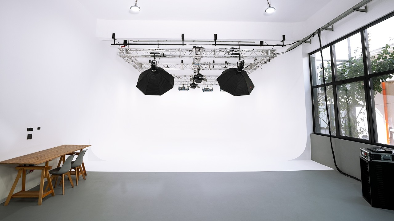 Studio Fotografico a Milano con Limbo Bianco | 140 mq, Accesso Auto e Set Completamente Attrezzato