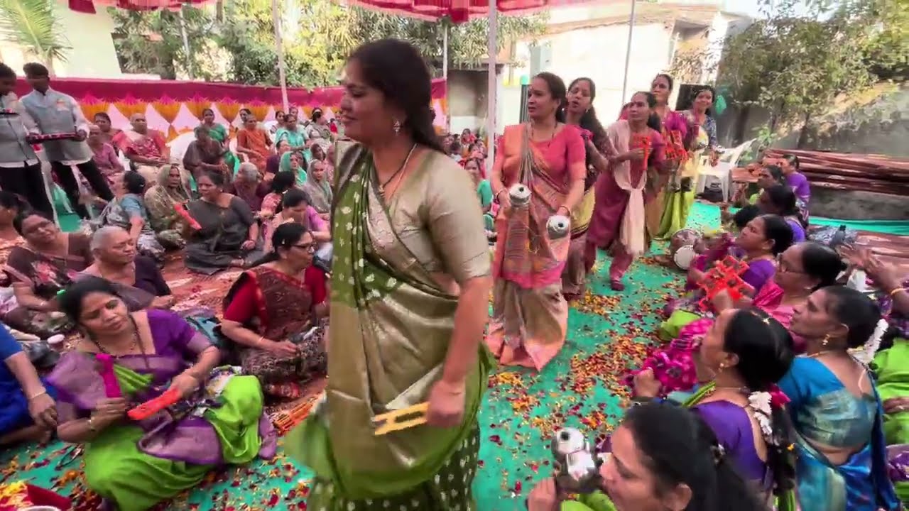 લખેલું છે 🌷આ ગોપી નો જવાબ નથી સરસ તાલ થી ગાયું 