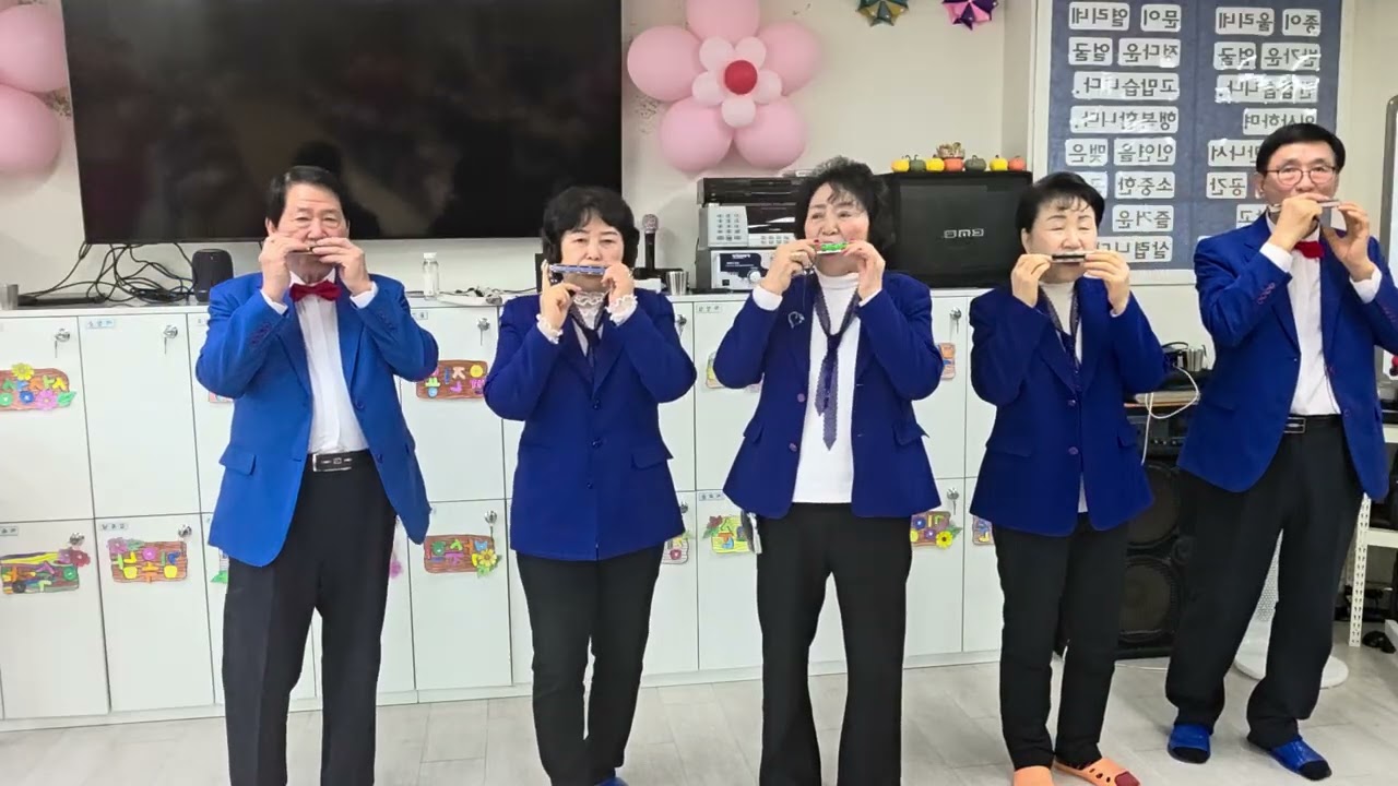 어르신들 노래도 잘하셔/예비군서희/동백 아가씨/ 이미자/ 하모니카 데이케어 공연