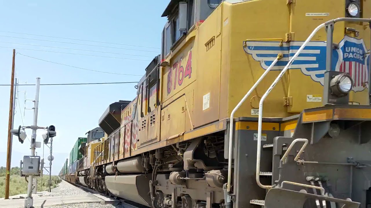 Dos GE dash 9 y dos EMD sd70a.  corriendo con la union pacific