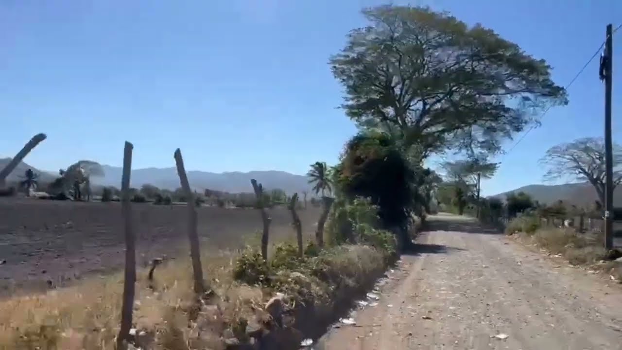Iyendo Por La Carretera De Tiucal Para El Achotal