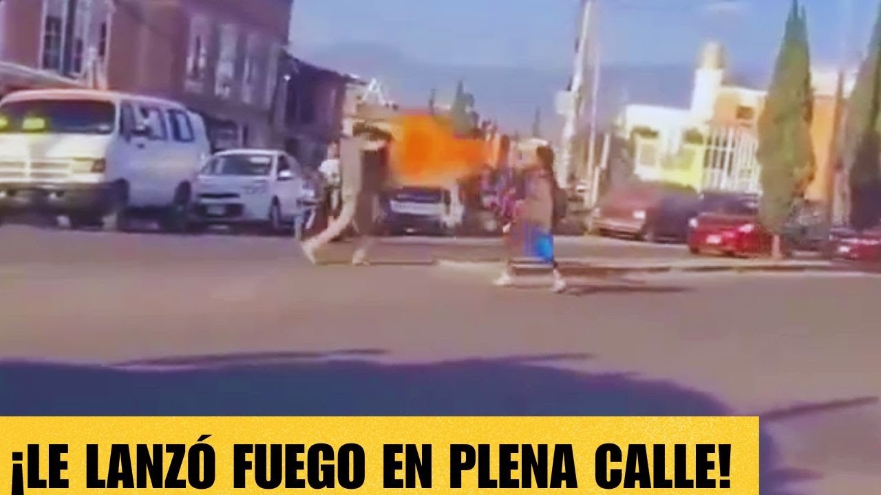 &iexcl;INS&Oacute;LITO! Un tragafuego se enfrenta a un limpiaparabrisas por un crucero en Chalco