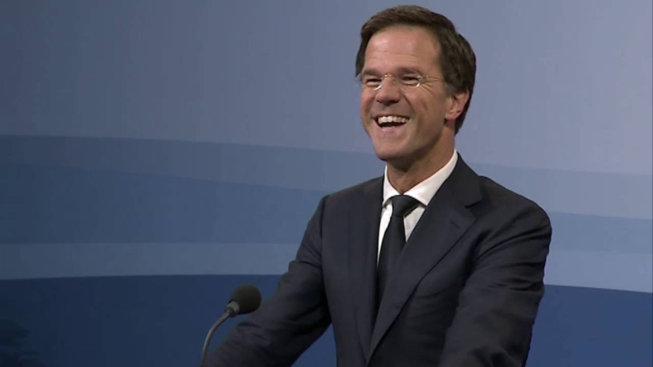 Premier Rutte speelt piano op Den Haag CS