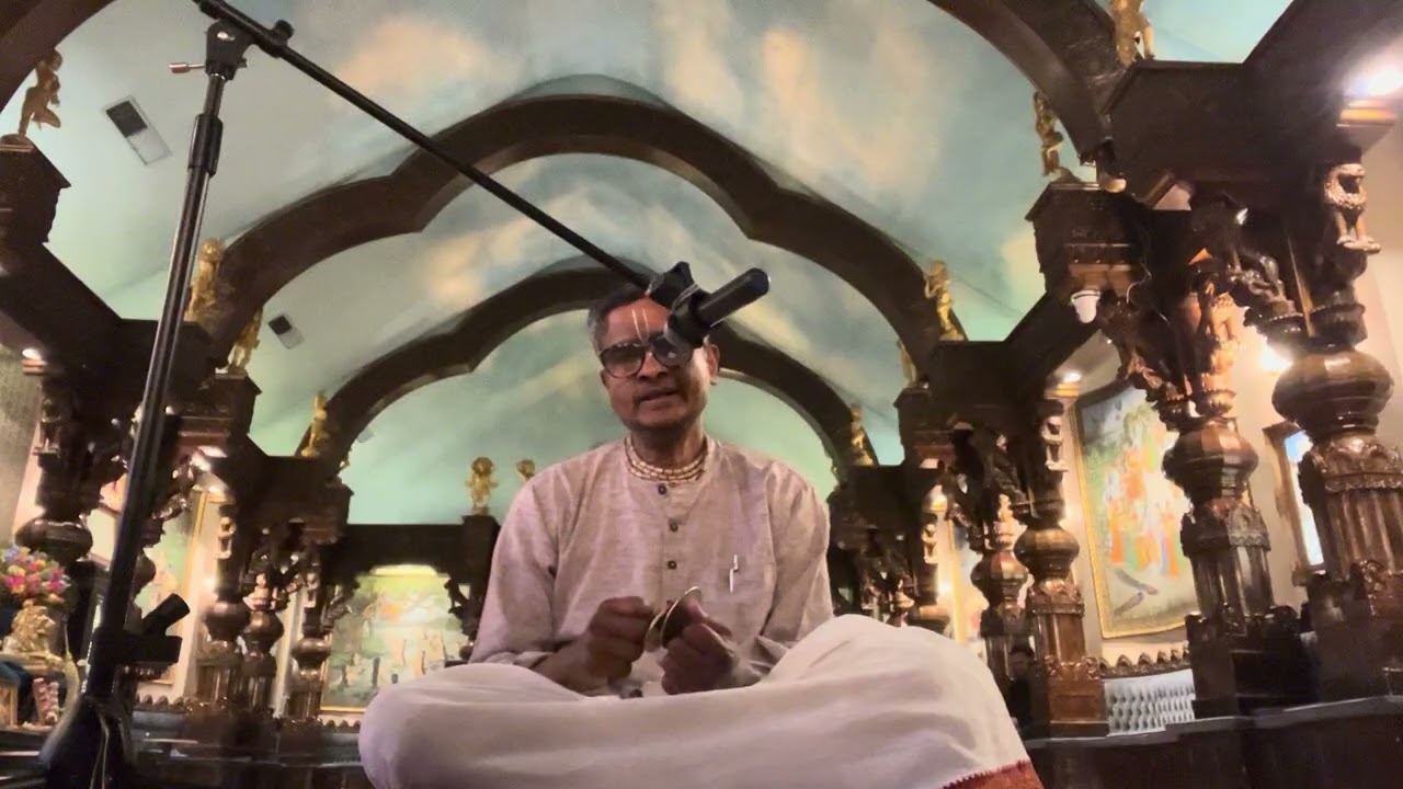 Radha Kalacandji kirtana during Sandhya Bhoga service 