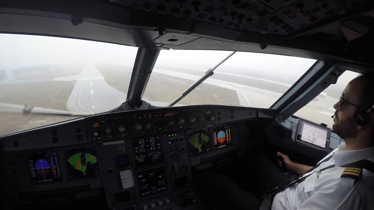 A320 Landing in rain in Lahore