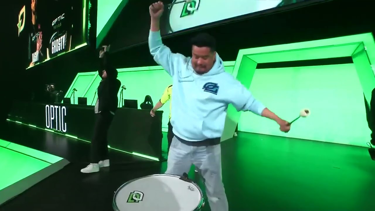 HECZ ALSO LEADS THE GREENWALL CHANTS AT THE OpTic MAJOR