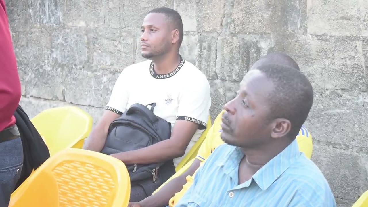 ZAWADI ZA VIFAA VYA MICHEZO TIMU YA MBWENI STAR KUTOKA KWA MUAKILISH HUKU  DIWANI AKIMUAKILISHA