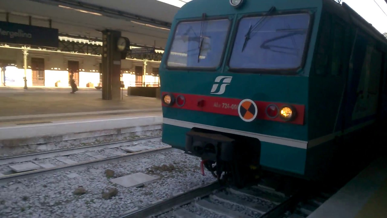 Stazione Mergellina - Treno in Arrivo - Trenitalia - Napoli - August 2017