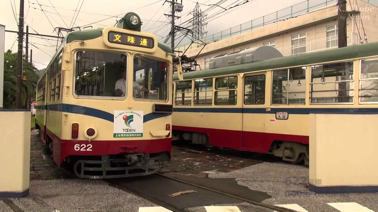 土佐電鉄 桟橋車庫早朝の出庫ラッシュ (18-Aug-2014)
