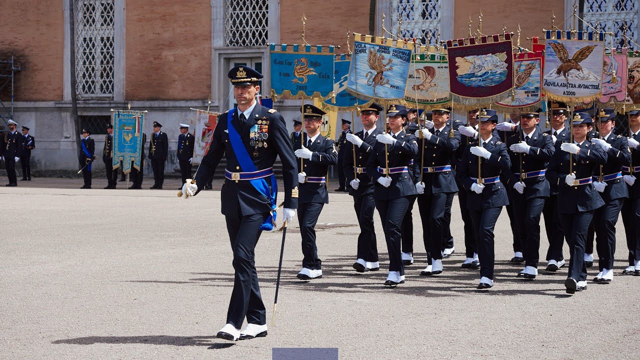 Giuramento FALCO VI Accademia Aeronautica: reparti schierati sfilano in parata a fine cerimonia