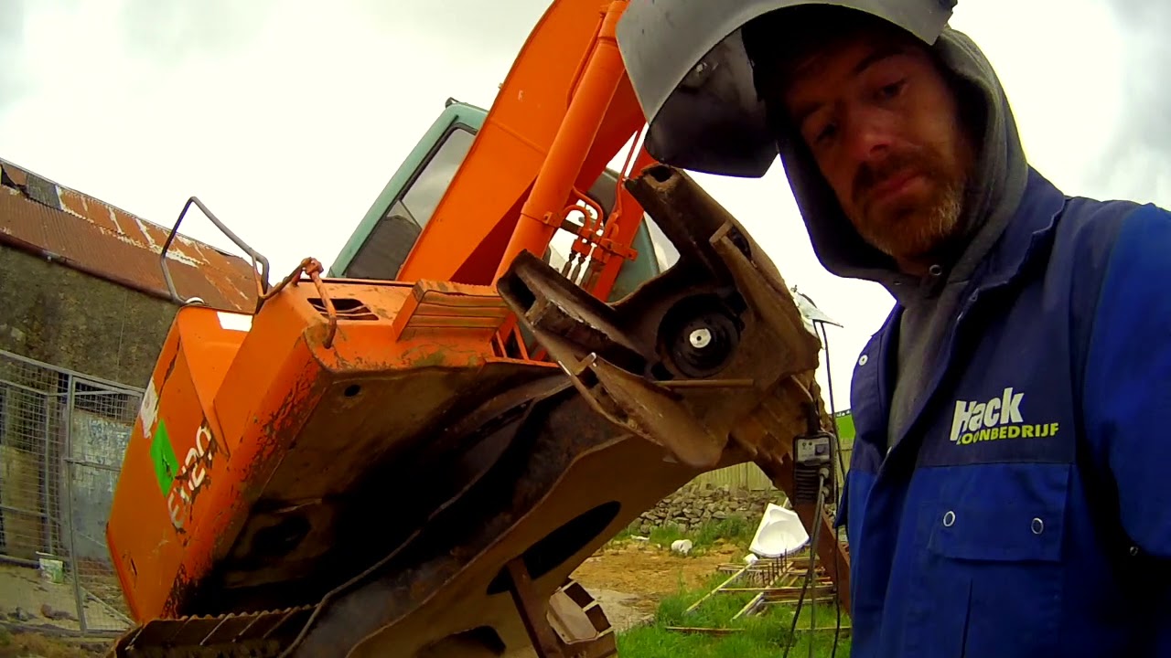 Excavator undercarriage repair on hitachi Ex120 (apologies for poor sound at beginning)