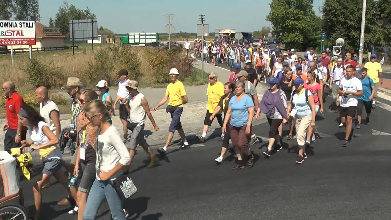 547. Piesza Pielgrzymka Pabianicka na Jasną Górę - na rondzie w Wadlewie