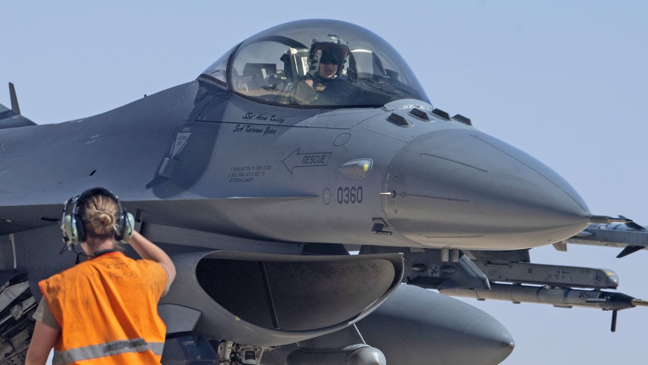 Истребитель F-16C Fighting Falcon взлетает в Израиле (Blue Flag)