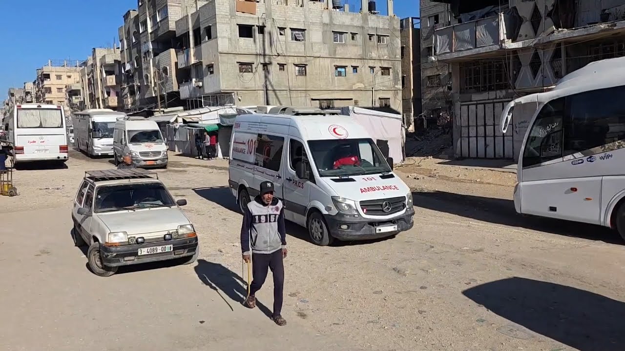 مجموعة من المرضى والجرحى تتوجه إلى معبر رفح البري لمغادرة قطاع غزة للعلاج في الخارج