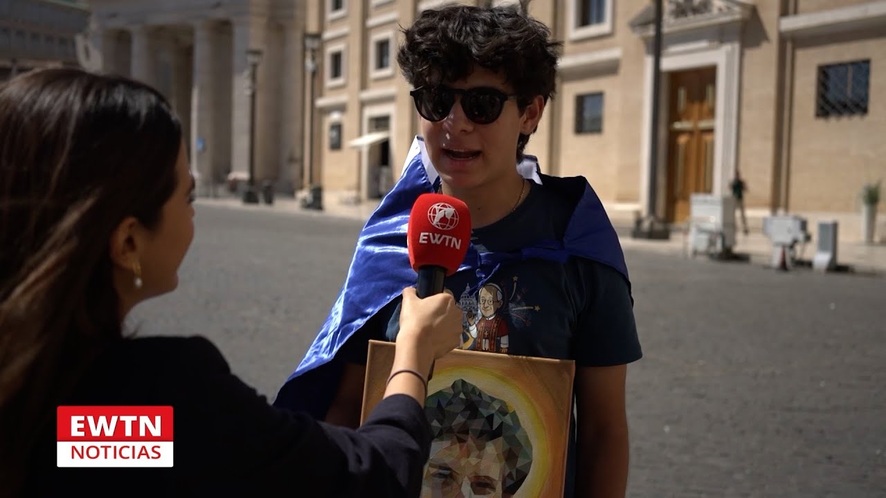 “El Papa se detuvo y firmó mi cuadro de Acutis