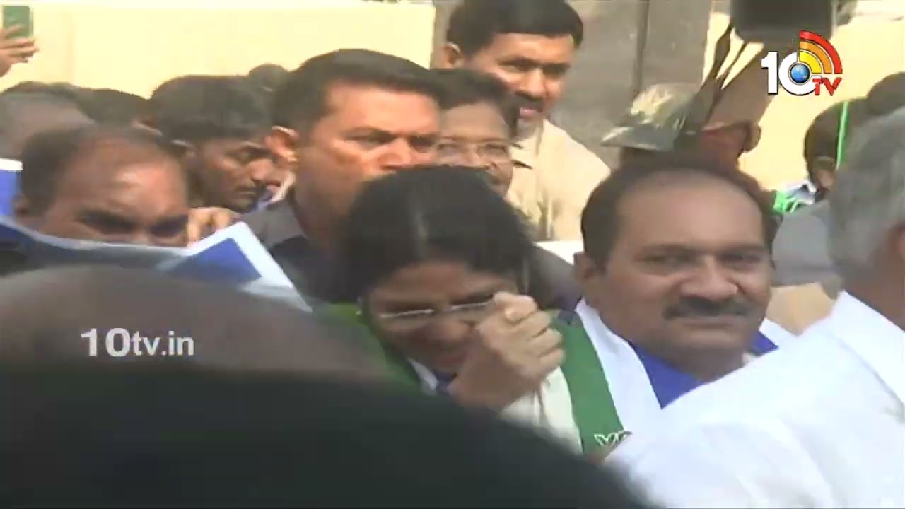YS Jagan Protest At AP Assembly Gate | అసెంబ్లీ గేటు బయట వైఎస్ జగన్ నిరసన | 10TV