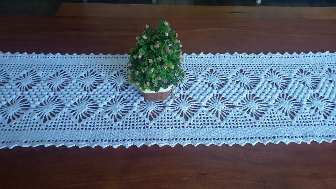 lindo caminho de mesa em crochê fio 4  @VanessaMarcondes
