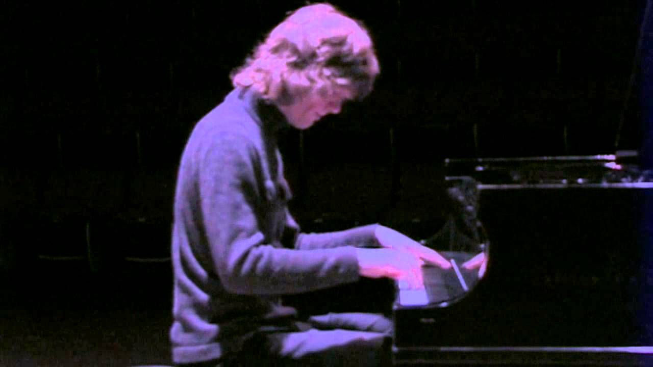 Arsentiy Kharitonov improvises on the spot