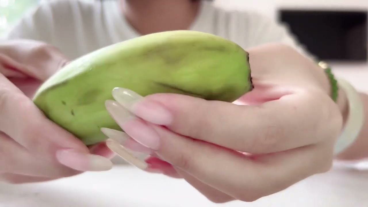 Tangtang scratches bananas to help everyone relieve anxiety.
