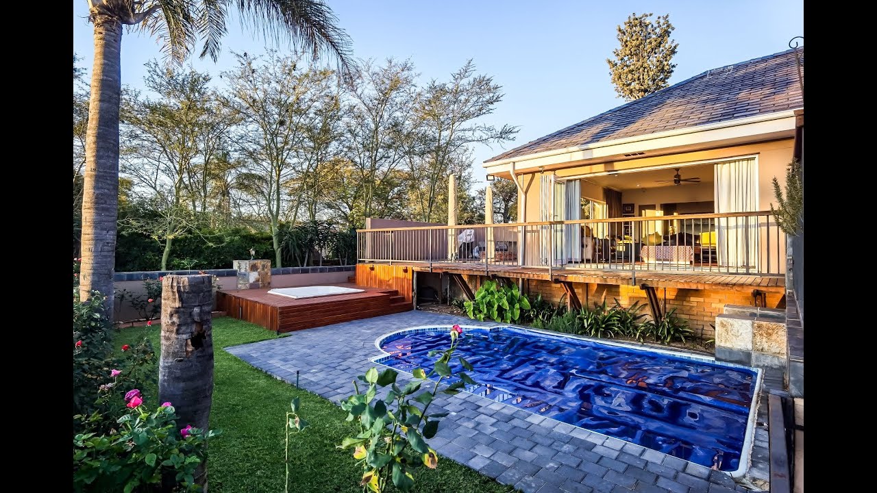 4 Bedroom house with 2 FULL FLATS in Lynnwood Ridge