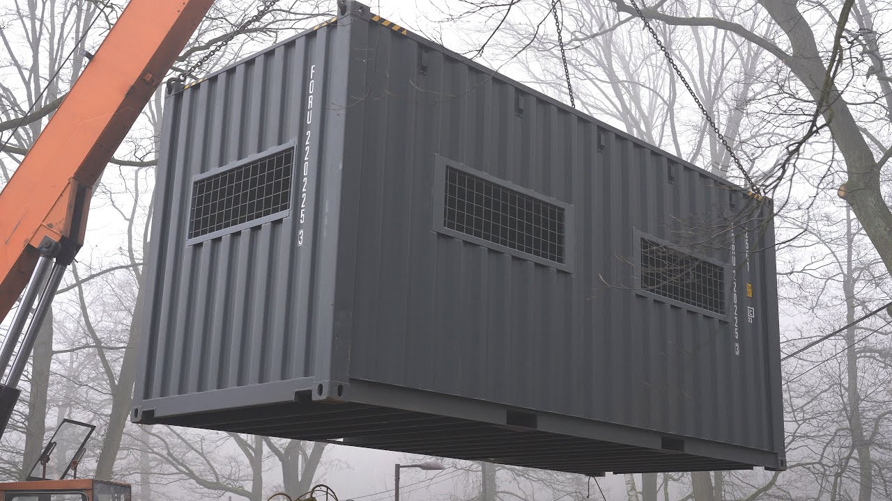 Do výběhu slonů v Zoo Ostrava byl umístěn speciální kontejner pro trénink mladého samce na transport