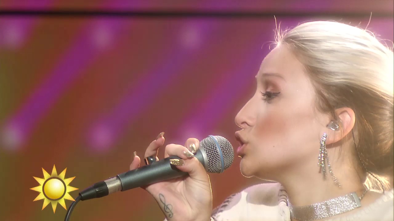 Rebecka Karlsson med låten 