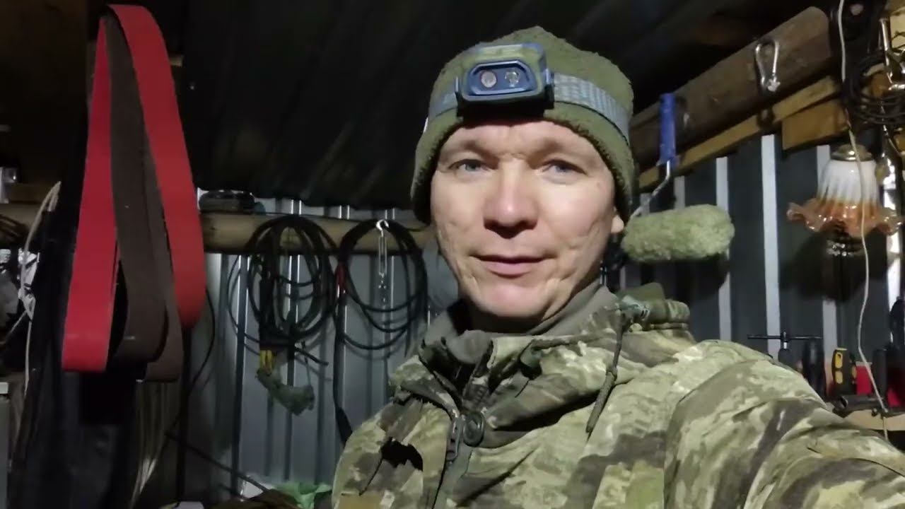 Нож из подшипника на коленке) 