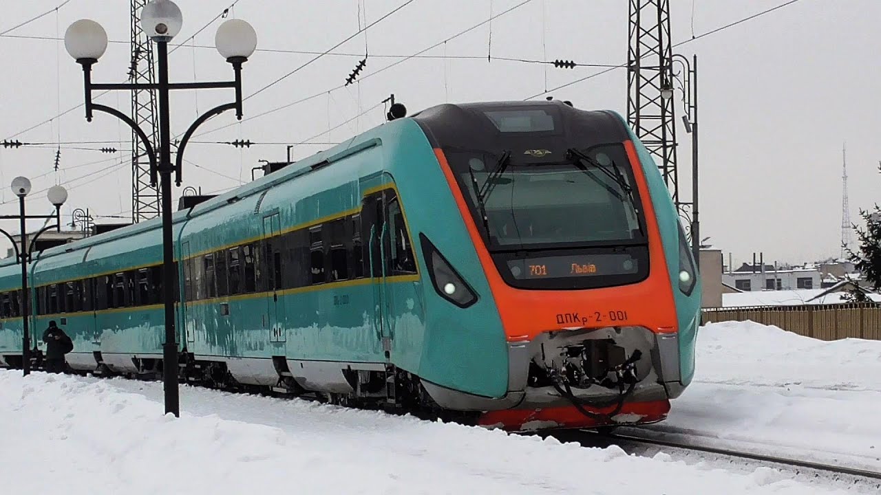 Дизель-поезд ДПКр2-001 отправляется со станции Львов-главный