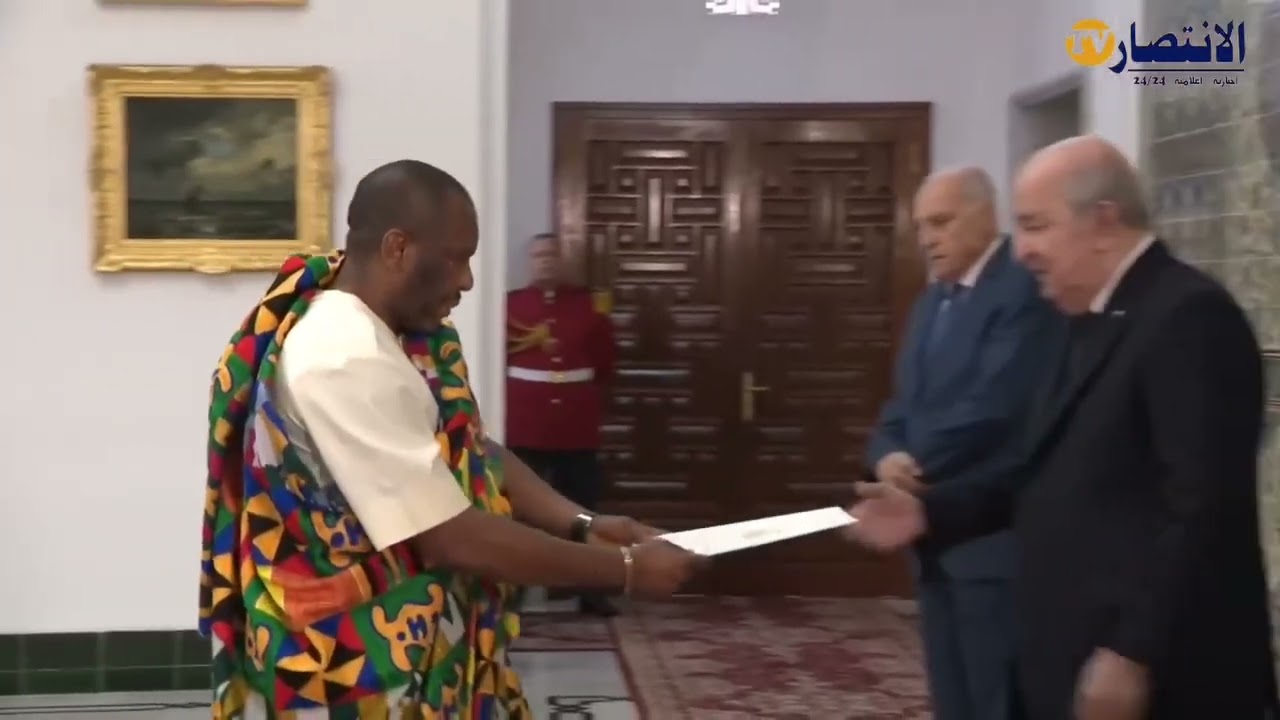 رئيس الجمهورية السيد عبد المجيد تبون يتلقى أوراق اعتماد سفير جمهورية غانا السيد إدوارد كواكو كوفي