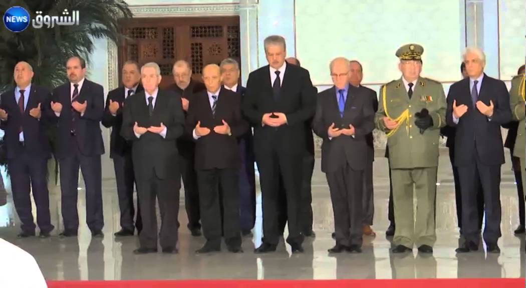 جثمان الزعيم أيت أحمد يصل مطار هواري بومدين في جو مهيب