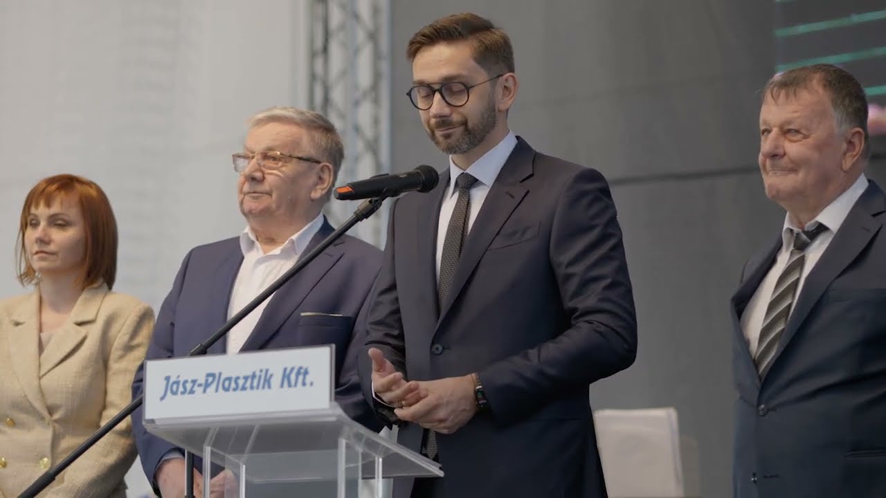 30+3. SZ&Uuml;LET&Eacute;SNAPJ&Aacute;T &Uuml;NNEPELTE A J&Aacute;SZ-PLASZTIK KFT.