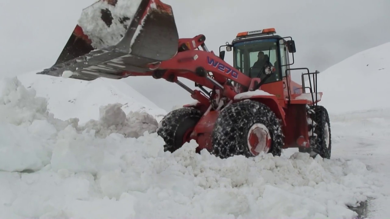 Le déneigement de la route de la Bonette la plus haute d'Europe