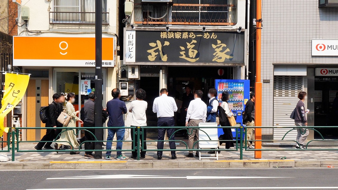 武道家本店に密着。悪魔的中毒性に常連４５０人が殺到する東京早稲田の家系ラーメン屋丨Japanese Ramen Food